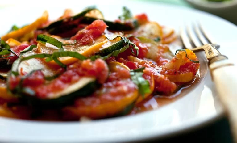 طرز تهیه خوراک کدو با گوجه‌ سبز