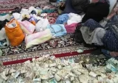 خلاقیت خنده دار یک گدا در طراحی و ساخت کاسه گدایی برای هر دین و مذهب حماسه آفرید +عکس/لامصب هیتلر هم این مغزو نداشت