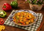 طرز تهیه نودل مرغ و سبزیجات