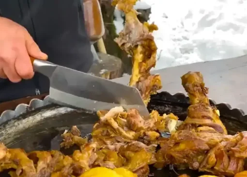 طرز پخت یک غذای سنتی با ران بره و سیب زمینی