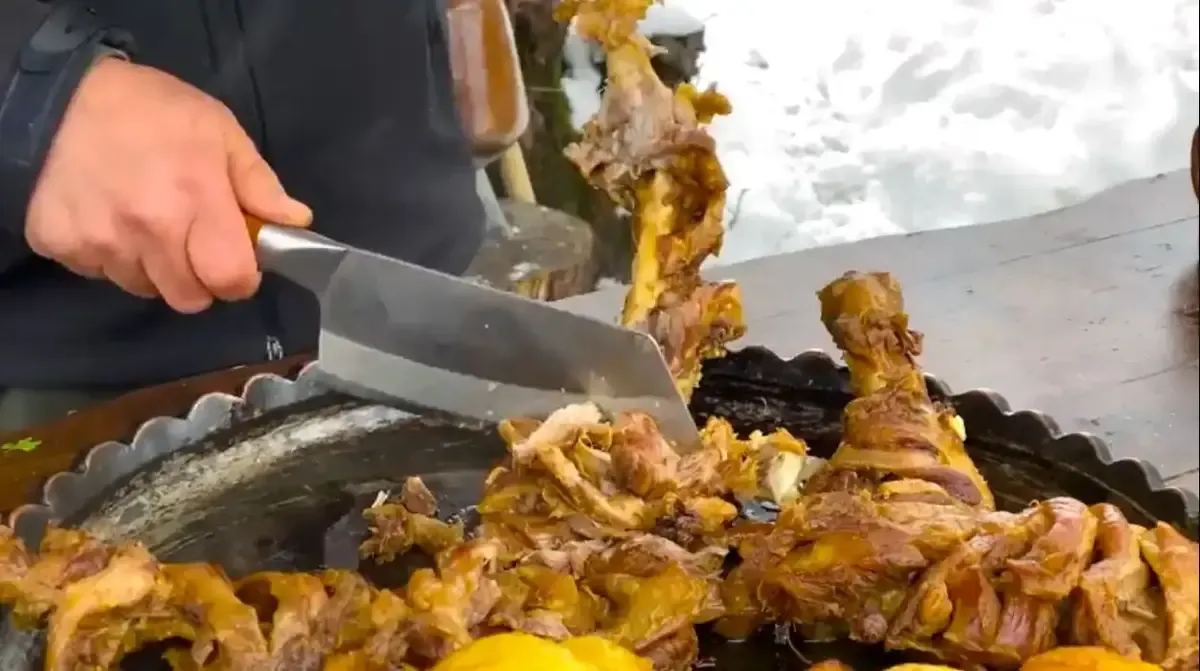 طرز پخت یک غذای سنتی با ران بره و سیب زمینی
