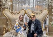 نگاهی به چیدمان منزل شاهانه و مجلل «اکبر عبدی» کمدین نوستالژی و همسرش/ از مبلمان سلطنتی و مدرن تا چراغ های سنتی و کتابخانه پر ار کتاب