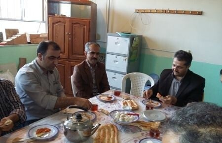 خلاقیت خنده دار کارمند باهوش برای نخوردن غذایش در اداره توسط همکارانش+ویدیو/ نشسته تک تک دونه های برنجش رو شمرده روی ظرفش نوشته😂