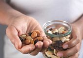 خلاقیت اقتصادی پدر ایرانی در مدیریت اضطراری آجیل‌های باقی‌مانده از عید حماسه آفرید + عکس / به نظرتون این آجیل تا عید بعدی دوام میاره؟!