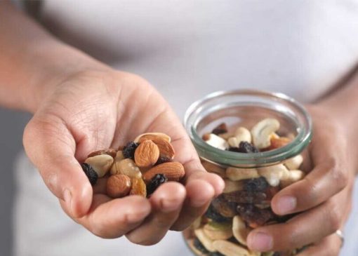 خلاقیت اقتصادی پدر ایرانی در مدیریت اضطراری آجیل‌های باقیمانده از عید حماسه ساز شد+ عکس / به نظرتون تا عید بعدی همینجوری میمونه؟😂