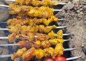 خلاقیت مشاغل | ایده خنده‌دار کشاورز نمونه برای پخت جوجه‌کباب با ابزار کارش؛ این هنرنمایی مستحق دریافت اسکار شد! 😂 + عکس / مغز متفکرها هم به پای این ایده نمی‌رسن!