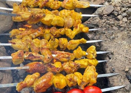 خلاقیت مشاغل؛ ایده خنده دار کشاورز نمونه در پختن جوجه کباب با ابزار کارش مستحق دریافت اُسکار شد+عکس/ هنرنمایی ایشون رو مغز متفکرها هم ندارند😂