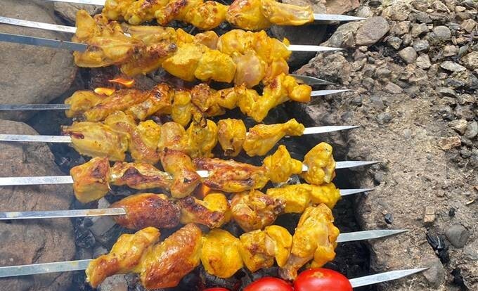 خلاقیت مشاغل؛ ایده خنده دار کشاورز نمونه در پختن جوجه کباب با ابزار کارش مستحق دریافت اُسکار شد+عکس/ هنرنمایی ایشون رو مغز متفکرها هم ندارند😂