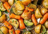 طرز تهیه غذای خوشمزه با سیب زمینی و سبزیجات توسط زوج افغانی (فیلم)