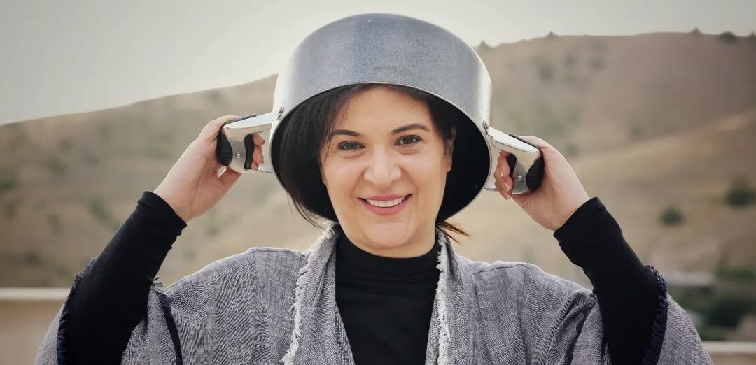 نگاهی به چیدمان منزل شاهانه و مجلل ریما رامین‌فر «هُمای پایتخت» و همسر هنرمندش،امیر جعفری/ از حیاط سرسبز و مبلمان کلاسیک تا کتابخانه پر از کتاب