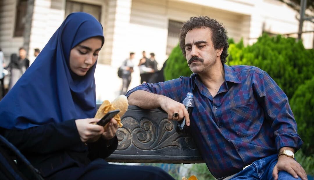 سلفی هنری سنا حسینی «نیکای پایتخت» از چهره ساده و بدون آرایشش در اتاق گریم پایتخت7/ چقدر تغییر می‌کنه؟😱