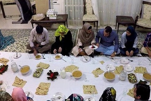 خلاقیت منحصربفرد مادر ایرانی با برگزاری مهمانی در خیابان جلوی خانه اش حماسه آفرید/ این مهمونا برن پشت سرشونم نگا نمیکنن🤣