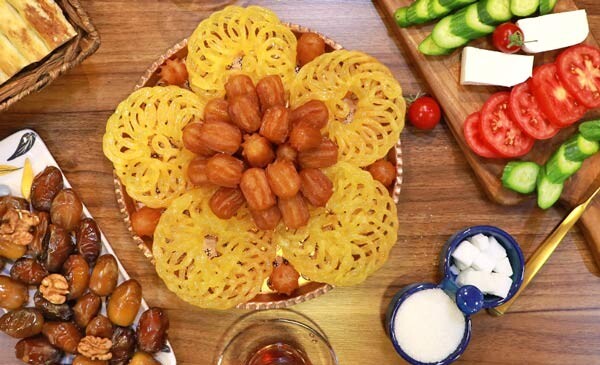 خلاقیت اقتصادی و منحصربفرد مادر ایرانی در تغییر کاربری بامیه‌های مانده از ماه رمضان +عکس/ از شیرینی افطار به خورشت ناهار😂