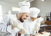کیک مشاغل؛ خلاقیت شاهکارگونه قنّاد باسلیقه در طراحی و پخت کیک برای «لوله‌کِش ها» + عکس/ ترکیب هنر و صنعت، در یک بُرش خلاقانه👌