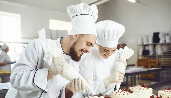 کیک مشاغل؛ خلاقیت شاهکارگونه قنّاد باسلیقه در طراحی و پخت کیک برای «لولهکِش ها» + عکس/ ترکیب هنر و صنعت، در یک بُرش خلاقانه👌