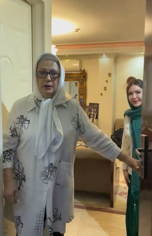 ویدئو/نگاهی به چیدمان منزل شاهانه و سنتی «مریم امیرجلالی» بازیگر شام ایرانی / از صندلی راک و مبلمان کلاسیک تا فرش خوش آب و رنگ و تابلوهای هنری و پردههای حریر