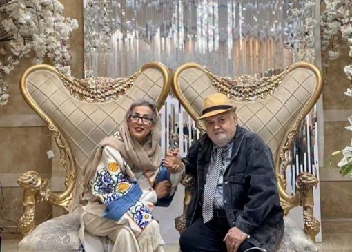 نگاهی به چیدمان منزل شاهانه و مجلل «اکبر عبدی» کمدین نوستالژی و همسرش/ از مبلمان سلطنتی و مدرن تا چراغ های سنتی و کتابخانه پر ار کتاب