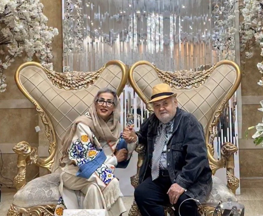 نگاهی به چیدمان منزل شاهانه و مجلل «اکبر عبدی» کمدین نوستالژی و همسرش/ از مبلمان سلطنتی و مدرن تا چراغ های سنتی و کتابخانه پر ار کتاب