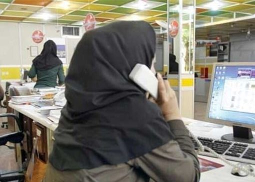 خلاقیت مشاغل؛ ابتکار هوشمندانه و البته خنده‌دار کارمند نوآور در افزایش ارتفاع صندلی‌اش با چهارپایه+عکس/ تو حقت کارمندی نیست باید رئیس میشدی😂