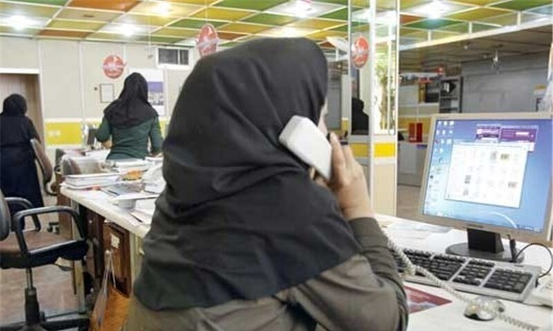 خلاقیت مشاغل؛ ابتکار هوشمندانه و البته خنده‌دار کارمند نوآور در افزایش ارتفاع صندلی‌اش با چهارپایه+عکس/ تو حقت کارمندی نیست باید رئیس میشدی😂