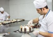 خلاقیت مشاغل | ابتکار خنده‌دار و جالب قناد خوش‌ذوق در طراحی و پخت کیک برای افرادی که «عمل سنگ کلیه» انجام داده‌اند + عکس؛ مغز فسفردار یعنی این!