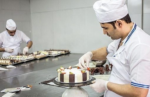 خلاقیت مشاغل؛ ابتکار خنده‌دار و جالب قنّاد خوش‌ذوق در طراحی و پخت کیک برای افرادی که "عمل سنگ کلیه" انجام دادند+عکس/ مغز فسفردار یعنی این😂