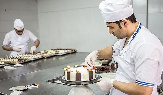 خلاقیت مشاغل؛ ابتکار خنده‌دار و جالب قنّاد خوش‌ذوق در طراحی و پخت کیک برای افرادی که "عمل سنگ کلیه" انجام دادند+عکس/ مغز فسفردار یعنی این😂