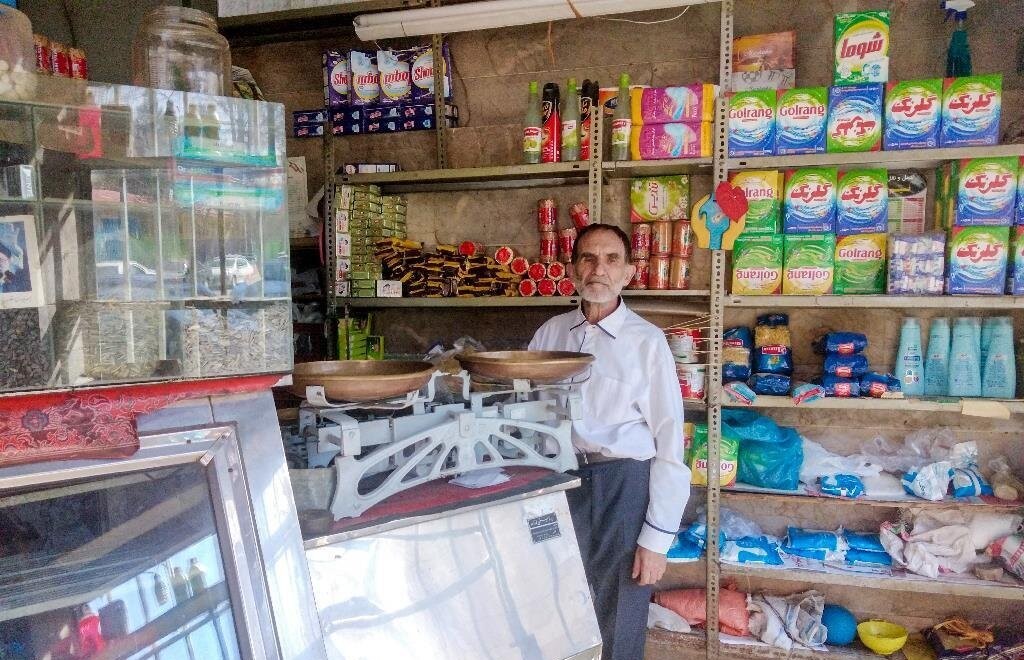 خلاقیت منحصربفرد بقال تبریزی برای خنک شدن در گرما حماسه ساز شد+عکس/هیتلر هم مغز اینو نداشت!🤣