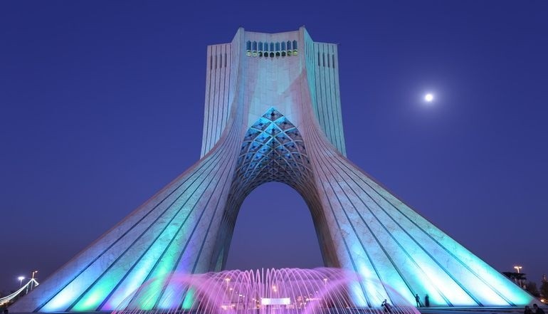 خلاقیت خیره کننده جواهرساز خوش ذوق در به رخ کشیدن هنر اصیل ایرانی با الهام از برج آزادی/ بی برو و برگرد هنر نزد ایرانیان هست و بس👌