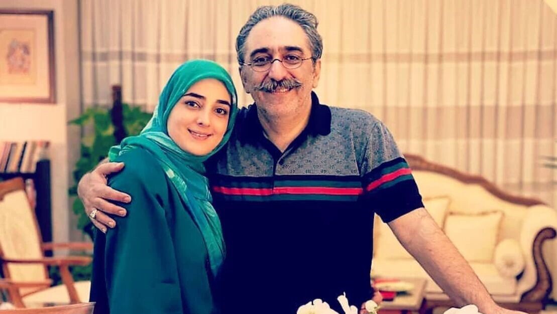 ویدئو/ نگاهی به چیدمان سنتی و شاهانه منزل ستاره‌سادات قطبی و شهرام شکیبا «مجریان برنامه هلال»/ از پیانو و کتابخانه پر از کتاب تا فرش لاجوردی و گل‌های غول‌پیکر