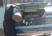 خلاقیت تحسین‌برانگیز و خنده‌دار راننده مینی‌بوس عاشق ایرانی در نوشته پشت کامیونی حماسه آفرید/ خیلی خودتو ناراحت نکن داداش، یا خودش میاد یا نامش😂