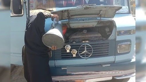 خلاقیت تحسین‌برانگیز و خنده‌دار راننده مینی‌بوس عاشق ایرانی در نوشته پشت کامیونی حماسه آفرید/ خیلی خودتو ناراحت نکن داداش، یا خودش میاد یا نامش😂