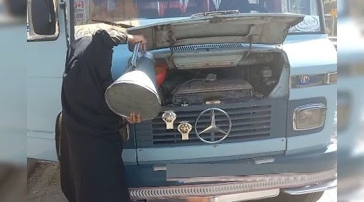 خلاقیت تحسینبرانگیز و خندهدار راننده مینیبوس عاشق ایرانی در نوشته پشت کامیونی حماسه آفرید/ خیلی خودتو ناراحت نکن داداش، یا خودش میاد یا نامش😂