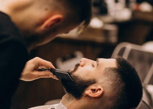 خلاقیت مشاغل؛ اقدام خنده‌دار آرایشگر تهرانی برای جلوگیری از تعریف ماجراهای روزمره توسط مشتریان رویِ صندلی اصلاح!+عکس/ این دیگه ایوللا داره😂👌