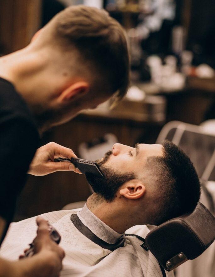 خلاقیت مشاغل؛ اقدام خنده‌دار آرایشگر تهرانی برای جلوگیری از تعریف ماجراهای روزمره توسط مشتریان رویِ صندلی اصلاح!+عکس/ این دیگه ایوللا داره😂👌