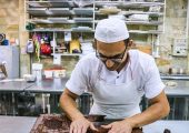 خلاقیت مشاغل؛ هنرنمایی دلهره‌آور قناد تهرانی در تزیین کیک ترسناک به مناسبت عید قربان +عکس/ مرد حسابی این کیک مگه از گلوی آدم پایین میره؟😂