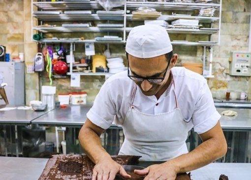 خلاقیت مشاغل؛ هنرنمایی دلهره‌آورِ قناد تهرانی در تزیین کیک به شکل ترسناک به مناسبت عید قربان +عکس/ مرد حسابی این کیک مگه از گلوی آدم پایین میره😂