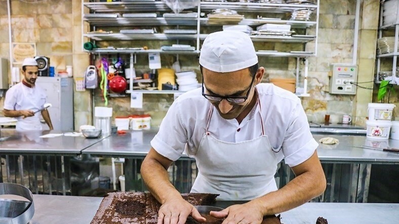 خلاقیت مشاغل؛ هنرنمایی دلهرهآورِ قناد تهرانی در تزیین کیک به شکل ترسناک به مناسبت عید قربان +عکس/ مرد حسابی این کیک مگه از گلوی آدم پایین میره😂