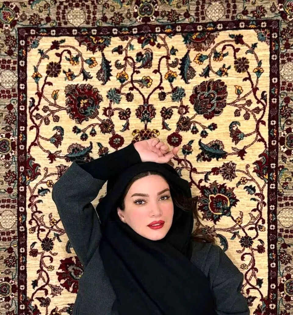 ویدئو/ نگاهی به چیدمان شاهانه و مجلل خونه مجردی متین ستوده، ستاره درخشان جوکر/ از کابینت‌های سفید و لوستر تا گل‌های آرامبخش