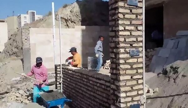 (عکس) خلاقیت خنده دار اوستا بنا در یک کار تیمی با شاگردش حماسه آفرید/ مغز نیست که معدن طلاست