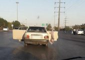خلاقیت باورنکردنی راننده پراید تبریزی برای حمل بار در سطح جهانی حماسه آفرید! 😂🚗 / خدایی این دیگه آخرشه؛ به عقل جن هم نمی‌رسید! + ویدئو