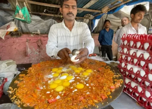 طرز تهیه یک غذای سنتی با تخم مرغ و پیاز در بمبئی (فیلم)