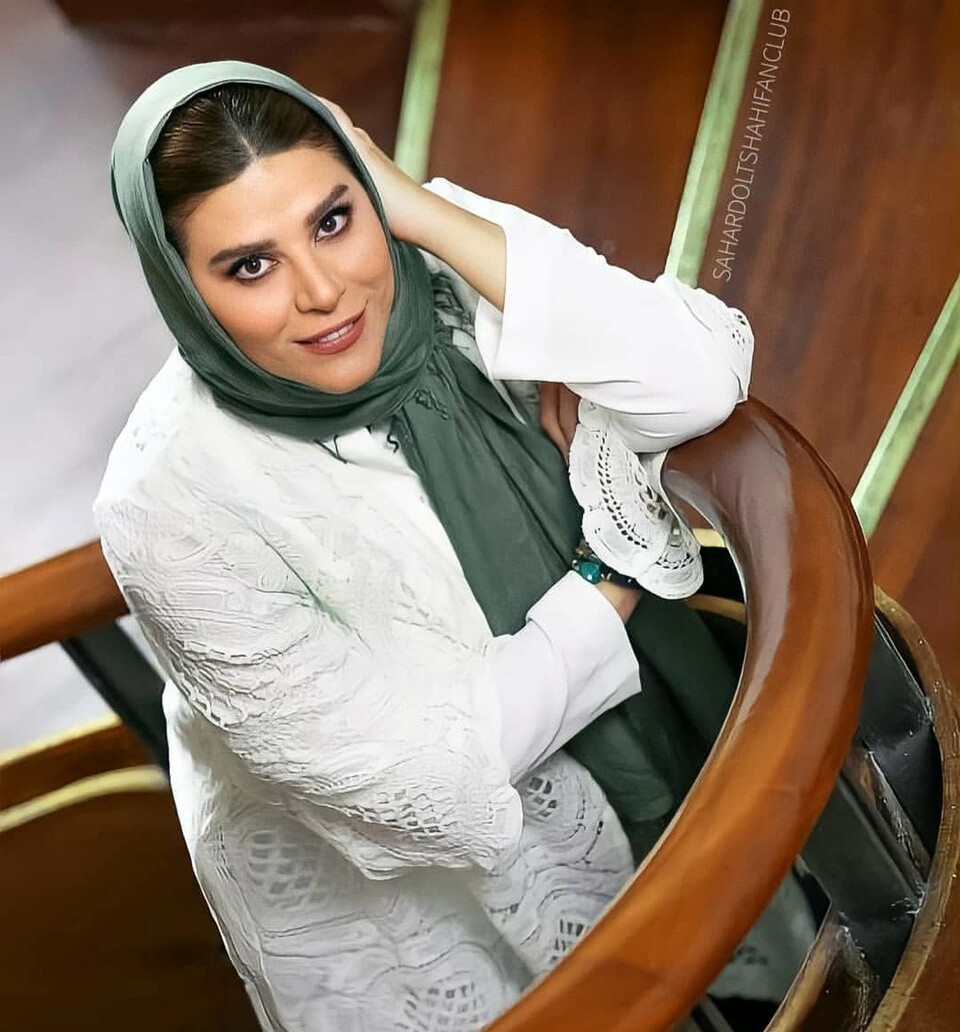 🏛️ «اینجا خانه نیست؛ یک قاب سلطنتی است! نگاهی به دکوراسیون قصرگونه و گوشه دنج پیانو در منزل سحر دولتشاهی»