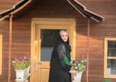 (ویدئو) نگاهی به چیدمان شاهانه و سنتی منزل نعیمه نظام‌دوست/ از مبلمان کلاسیک مزین به عکس خانوم بازیگر تا رومیزی ترمه و دکوری برنجی