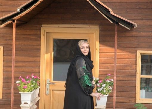 (ویدئو) نگاهی به چیدمان شاهانه و سنتی منزل نعیمه نظام‌دوست/ از مبلمان کلاسیک مزین به عکس خانوم بازیگر تا رومیزی ترمه و دکوری برنجی