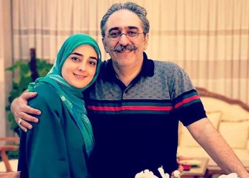 ویدئو/ نگاهی به چیدمان سنتی و شاهانه منزل ستاره‌سادات قطبی و شهرام شکیبا «مجریان برنامه هلال»/ از پیانو و کتابخانه پر از کتاب تا فرش لاجوردی و لوستر اعیانی