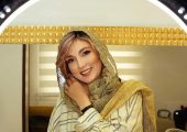 نگاهی به سلیقه عروس‌پسند حدیث میرامینی در چیدمان دکوراسیون آپارتمان نورگیر و دلبازش؛ از ناهار خوری چوبی و عتیقه تا سِت بودن رنگ مبلمان و پرده‌های پذیرایی