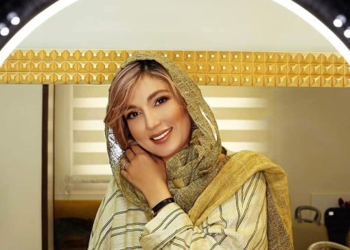 نگاهی به سلیقه عروس‌پسند حدیث میرامینی در چیدمان دکوراسیون آپارتمان نورگیر و دلبازش؛ از ناهار خوری چوبی و عتیقه تا سِت بودن رنگ مبلمان و پرده‌های پذیرایی