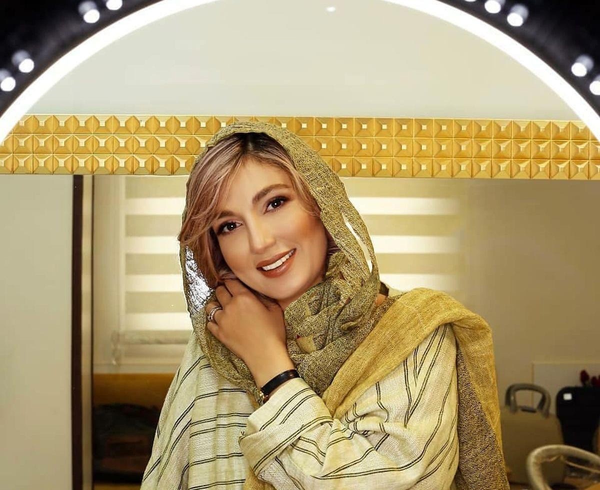 نگاهی به سلیقه عروس‌پسند حدیث میرامینی در چیدمان دکوراسیون آپارتمان نورگیر و دلبازش؛ از ناهار خوری چوبی و عتیقه تا سِت بودن رنگ مبلمان و پرده‌های پذیرایی