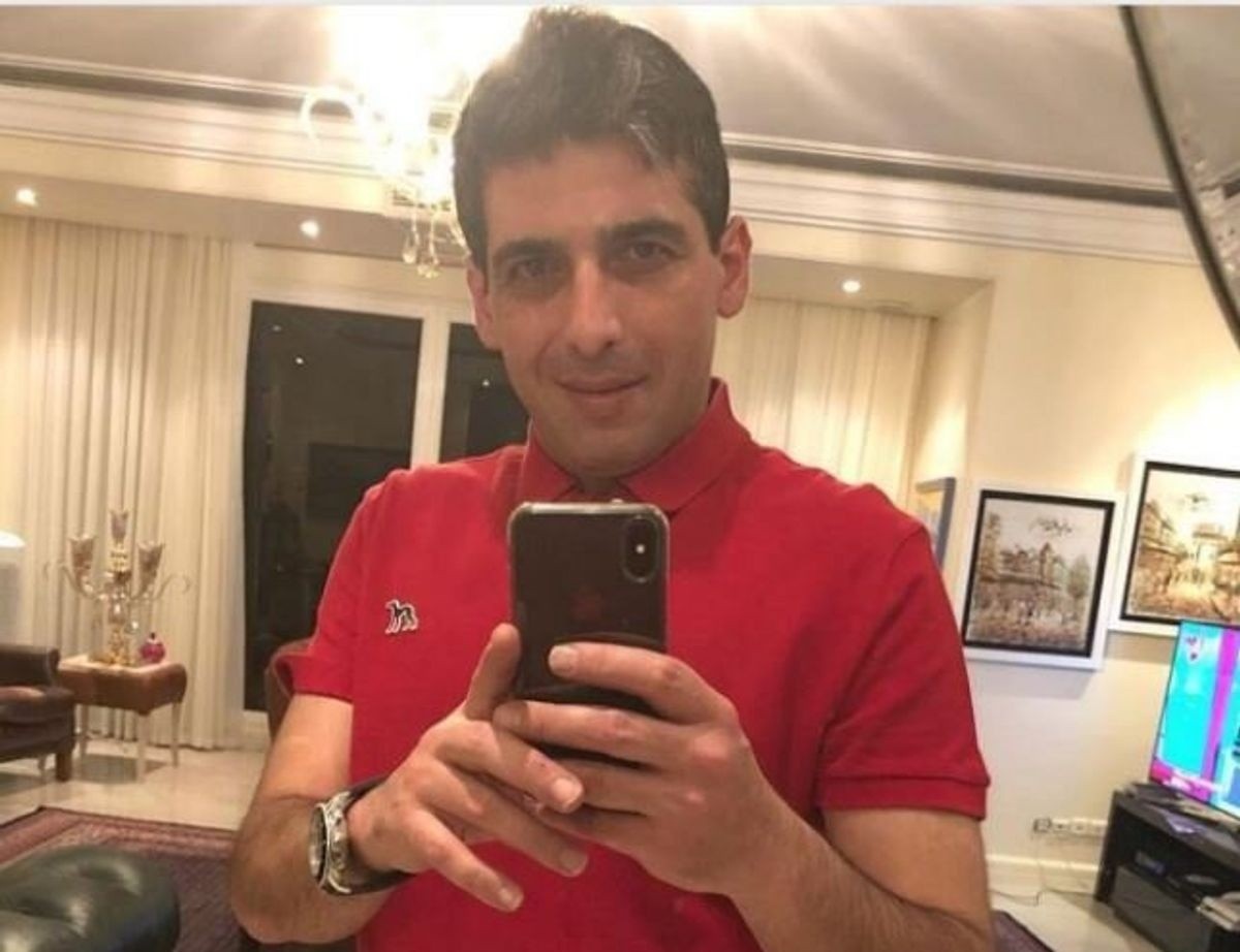 فیلم/نگاهی به خونه زندگی دوبلکس و زندگی شاهانه حمید گودرزی که نوعی اثر هنری است! معماری مینیمال با ستون های دفرمه در لواسان